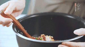 揭開鍋蓋，放上青菜，荷包蛋，就可以吃了。