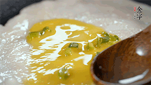 將雞蛋液鋪到面餅上，放上香腸。