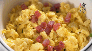 將香腸、韭菜、雞蛋攪拌均勻，可適當(dāng)加玉米油、十三香、味精調(diào)味。