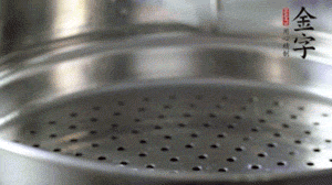 出鍋后，倒扣臘味，撒上蔥花即可。