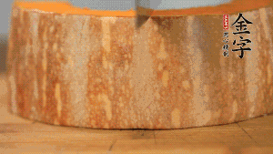 南瓜去皮洗凈后，切成規(guī)則的長方形。