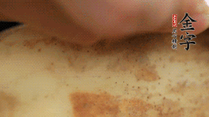 金字香腸切片，藕去皮切薄片備用。