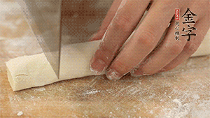 均勻切段后搓成長條狀，繞到香腸上，以紅豆點(diǎn)綴眼睛。