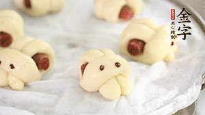 上鍋大火蒸20分鐘后，關(guān)火燜5分鐘就可以了。