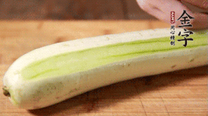 絲瓜去皮，切成1cm厚的小圈。