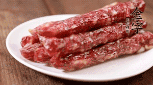 金字香腸切成薄片。