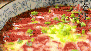 出鍋前淋上少許生抽、香油調(diào)味，撒上蔥花就可以了。