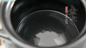 依次把排骨、玉米、蓮藕、荸薺放入砂鍋中。（根據(jù)食材的難易熟度放置，難熟的放下面，其他湯品也是一樣。）