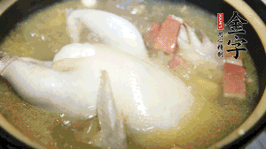 煮沸時(shí)加入蟲(chóng)草花、香菇、紅棗，以料酒調(diào)味繼續(xù)小火燉煮1小時(shí)左右。