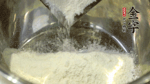 【油皮】1．將油皮材料放入料盆中，緩緩加100ml水，攪拌成雪花片狀。在案板上反復(fù)揉搓成有一定筋度的光潔面團(tuán)，搓成12個(gè)團(tuán)子。