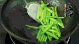 鍋中倒油，油溫7成熱時(shí)，放入四季豆煸炒至變色，然后放入香腸均勻翻炒，加少許清水燜煮1分鐘。