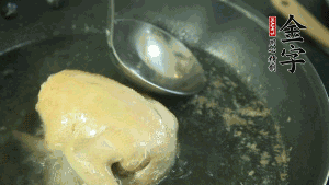 鴿子去毛和內臟，處理干凈。大火燒開鍋中的水，放入鴿子汆燙3分鐘，撇清血沫，撈出備用。（為了保證湯色純正，肉類在煲制前要先去除殘留的血水，煲湯時一定要冷水下鍋，這樣肉里的蛋白質才可以充分地溶解到湯里，湯的味道才會鮮美。）