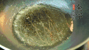 熱油起鍋，依次放入胡蘿卜粒、青椒粒、洋蔥粒煸炒均勻。