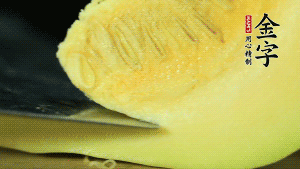 胡蘿卜切滾刀塊，小南瓜取一半去籽去皮切塊備用。