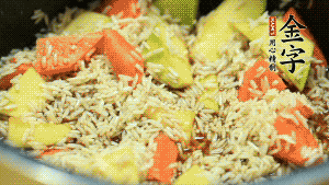 加入切好的胡蘿卜塊和南瓜塊、鹵牛肉塊攪拌均勻。放入電飯煲，按“煮飯模式”。