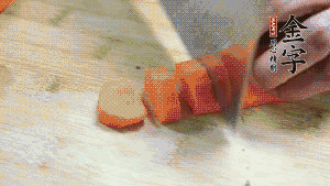 食材洗凈后，胡蘿卜切成塊，鮮香菇切成十字花刀備用。