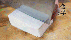 豆腐切成小塊，臘肉切成薄片，辣椒切成小圈。