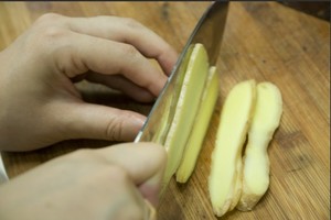 火腿切片，生姜切片。