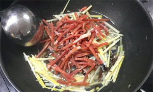 火腿絲、筍絲、黑木耳絲汆水后，瀝干。