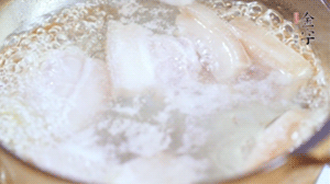 五花肉切塊，加姜片焯水備用。