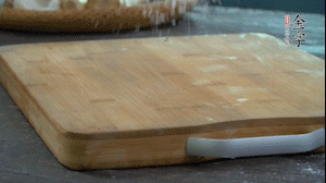 【面皮】3.案板撒點糯米粉，將面團搓成均勻的小團子。