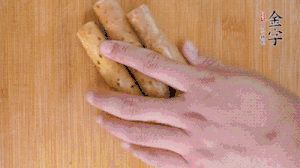 山藥去皮切斜刀塊，毛豆去外殼去膜，姜切片。