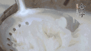 米粉煮熟過(guò)涼水備用。