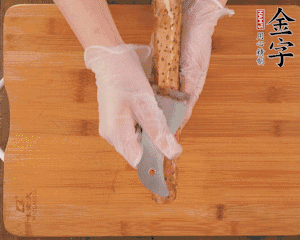 山藥去皮切滾刀塊，熱水汆燙30秒，撈出冷水浸泡。