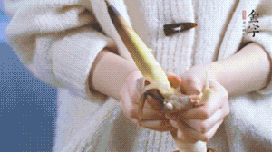 春筍切滾刀塊，加少許鹽，焯水備用。