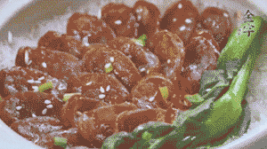 燜好后放入小青菜，均勻淋上醬汁，撒上蔥花或芝麻即可。