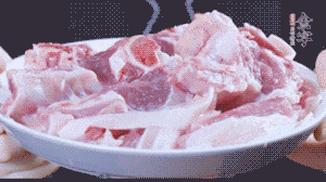 新鮮羊肉冷水入鍋，加姜片、清水焯水，除去血沫。