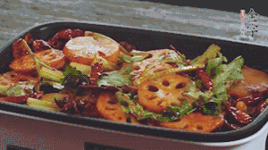 加入金字麻辣香腸，翻炒5分鐘左右。再加入之前準(zhǔn)備好的蔬菜，翻炒均勻，最后放入蝦。