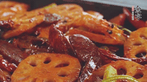 撒上芝麻和蔥，一道鮮香熱辣的麻辣香腸香鍋就做好了！