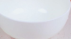 香腸切片，南瓜洗凈去皮切小塊，洋蔥切絲，米淘洗干凈備用。