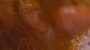 米放電飯鍋，倒入配菜，湯汁一起倒入（湯汁剛好沒過食材即可），電飯鍋開啟煮飯模式，煮好燜20分鐘，撒蔥花。