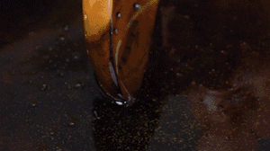 茄子切成長(zhǎng)條，拍上生粉入油鍋炸制。