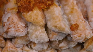 茄子撈出后放入雞精和XO醬拌均勻。
