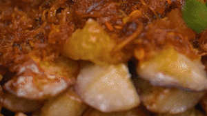 把茄子一條一條的擺好放在盤子上，上鍋蒸制3到4分鐘，出鍋后撒上蔥花。