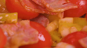 接著放入土豆和洋蔥，翻炒兩分鐘斷生。