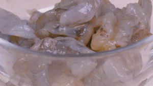 蝦去殼去蝦線，加姜絲、鹽腌制15分鐘，微煎1分鐘備用。