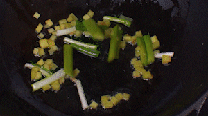 鍋中熱油，依次下姜粒、蔥段、蘆筍炒香。
