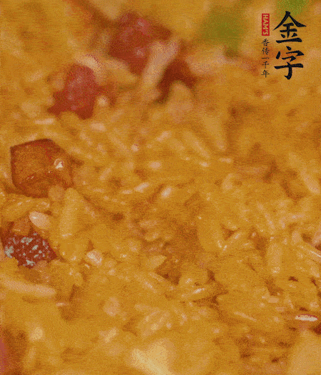 放一撮鹽、生抽少許，倒入炸好的芋頭。最后撒蔥花、蒜末翻炒均勻。