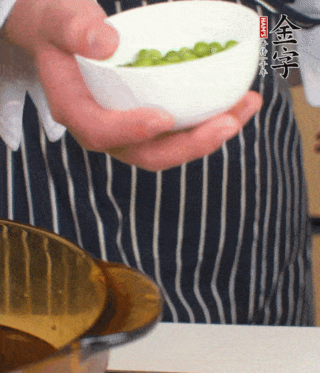 胡蘿卜、豌豆和干花菇焯水。