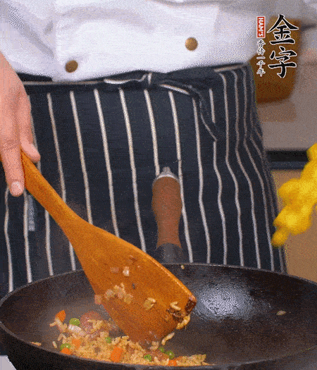 加咖喱塊、少許鹽、白糖調(diào)味，炒至咖喱塊融化后，倒米飯，翻炒至每粒米飯都包裹上咖喱，再放黃椒、青椒粒，出鍋前加菠蘿粒和小蔥翻拌均勻。