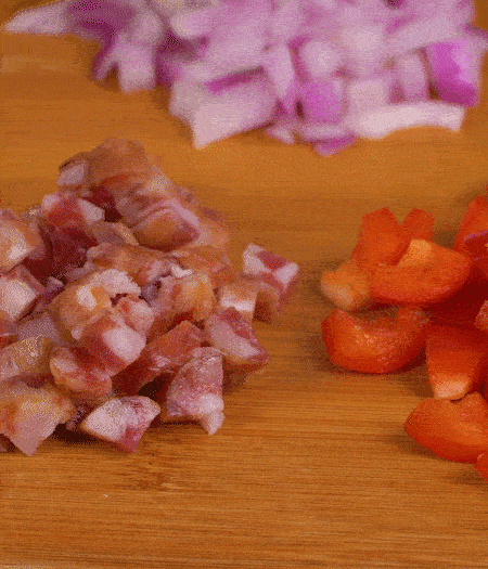 黃椒、紅椒、白洋蔥、土豆、大蔥分別切丁。金字10°鮮低溫香腸切丁。