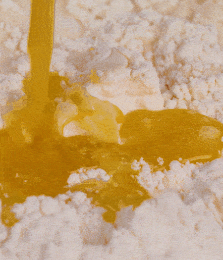 加融化的30g黃油（要不熱再倒）、黃椒、紅椒、白洋蔥、土豆、大蔥、香腸繼續(xù)攪拌均勻。