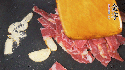 意面按照包裝時(shí)間煮熟過涼水，金字淡火腿切成小片。