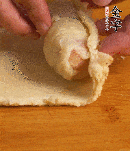 吐司卷起香腸，吐司尾端涂抹少許全蛋液，卷好的吐司表面蘸上蛋液，在裹上一層面包糠，送入預熱好的烤箱中。