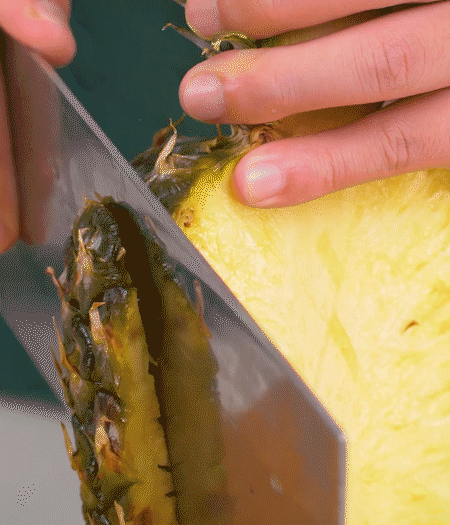 鳳梨去皮把果肉切塊，醬肉切小塊。