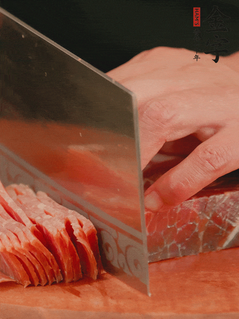 新鮮雞腿用刀在表面劃幾刀。金字火腿切薄片備用。